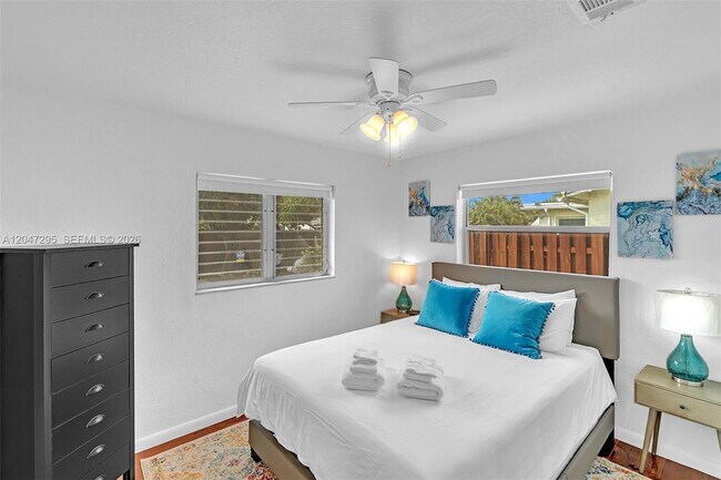 Building Photo - 4633 SW 28th Ave