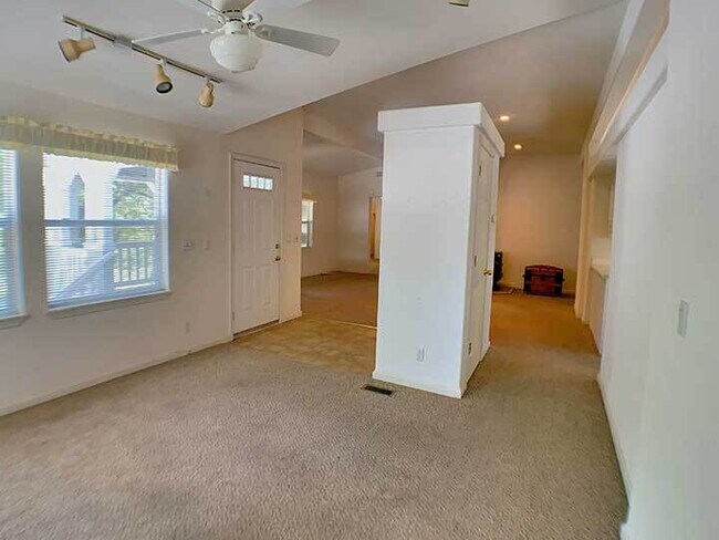 Building Photo - 2100sf 2 bed / 2 bath home with spacious living spaces for rent!