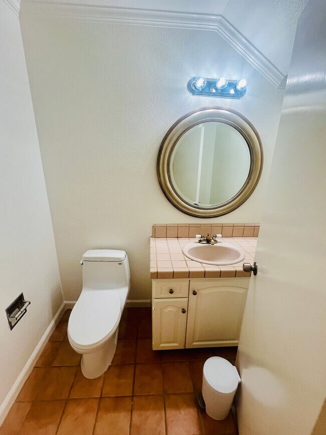 Building Photo - Extraordinary home with expansive yard on a flag lot in Mountain View.  Great Location and Schools.