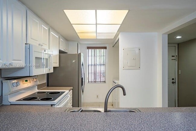 Building Photo - 905 Southridge Rd