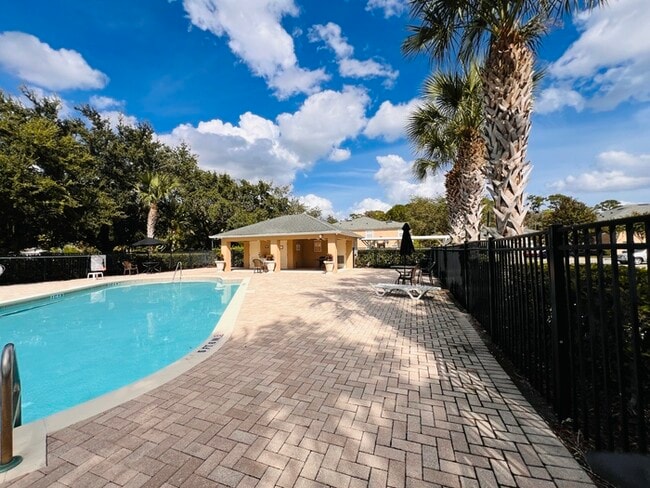 Building Photo - Gorgeous 3-bedroom, 2 1/2-bath End Unit To...