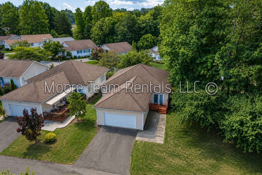 Building Photo - 250 Highland Golf Dr