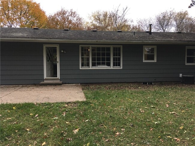 Building Photo - 4 Peachtree Ln