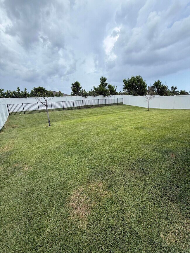 Building Photo - 1653 NE Ocean Dunes Dr