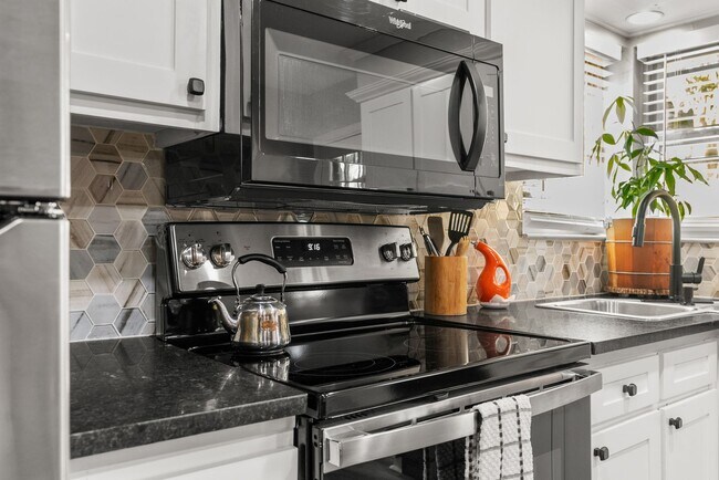 Building Photo - 2 or 3 Bedroom Renovated Mid-Town Charmer