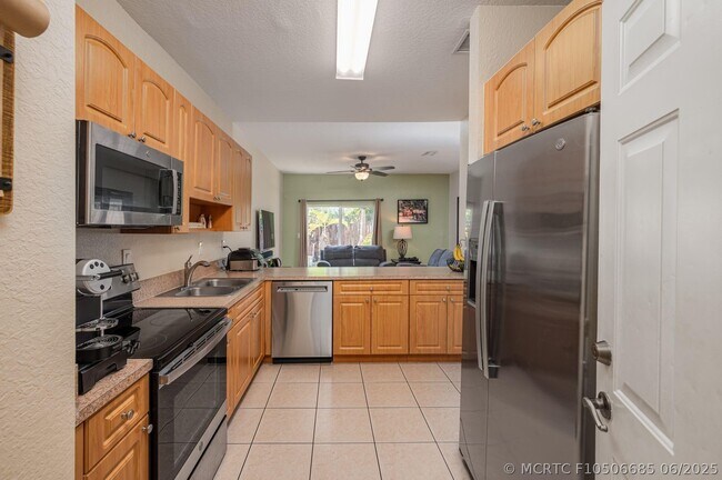 Building Photo - 5048 SW 136th Ave