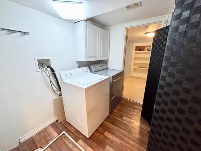 Building Photo - FREE AUGUST RENT!! - Sweet Bungalow in Par...