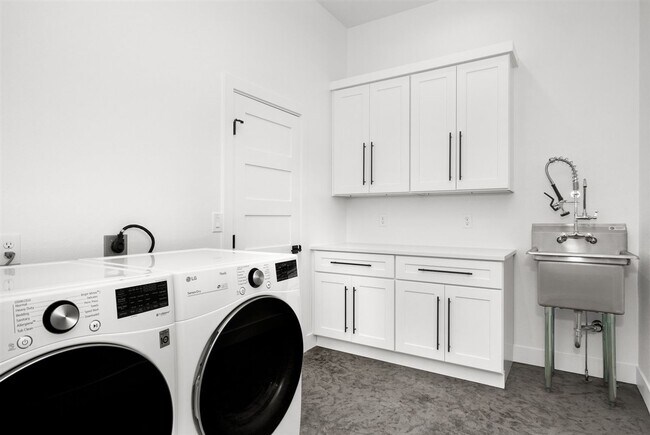 Building Photo - Modern Newly Built 4 Bed, 3 Bath Home!