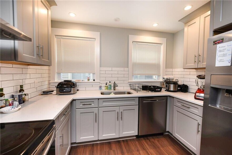 Building Photo - 152 Rosedale St