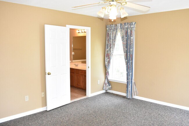 Building Photo - A Great South Stafford Location!