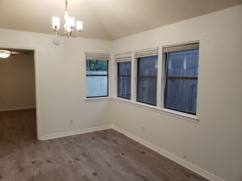 Dining room - 915 Hyridge St