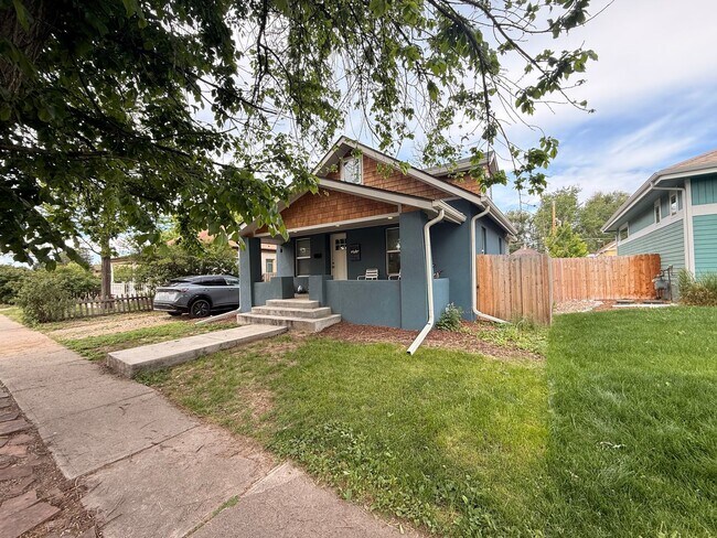 Building Photo - Spacious 4-Bedroom Home in the Heart of Edgewater