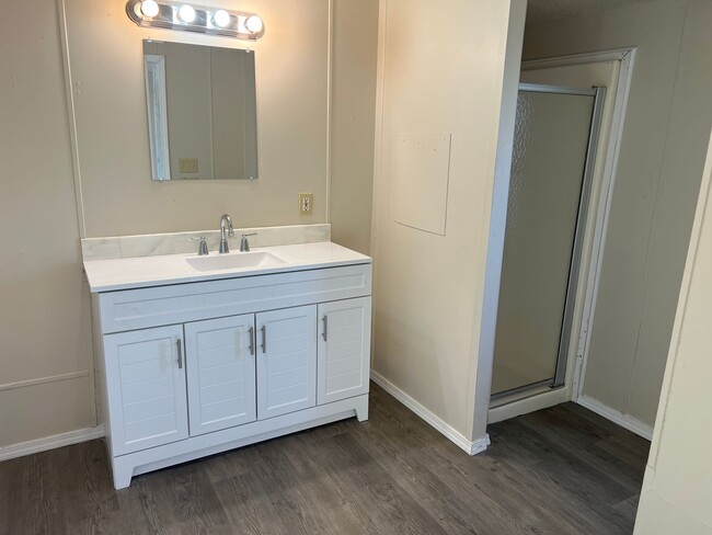 Building Photo - Newly updated 3 Bedroom 2 Bath