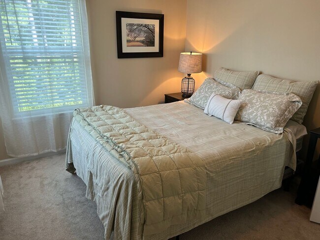 Building Photo - 3 Bedroom 4 Bath Townhouse in Bolton's Lan...