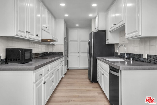 Building Photo - 320 N Maple Dr