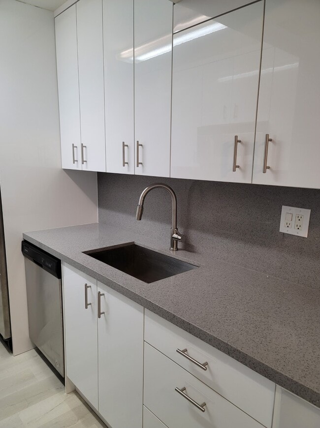 Building Photo - 10790 N Kendall Dr