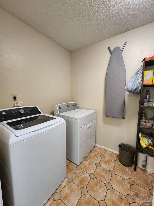 Building Photo - 589 Bobwhite Pl