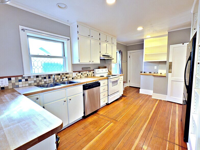 Building Photo - 2534 SE 31st Ave