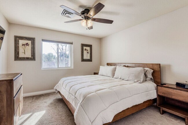 Building Photo - Furnished LVCC Beauty