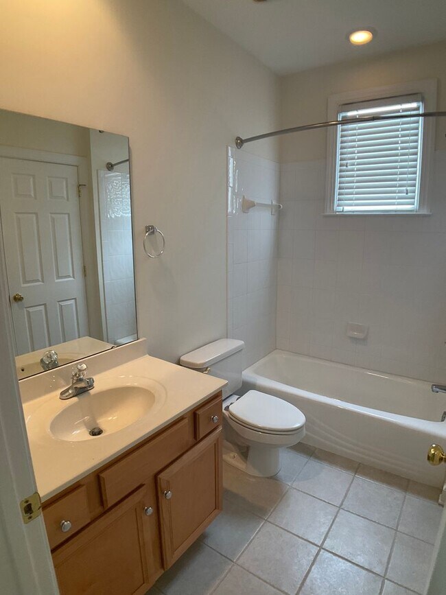 Building Photo - Gorgeous Condo in the heart of Chapel Hill