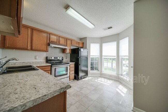 Building Photo - 120 Lantana Dr