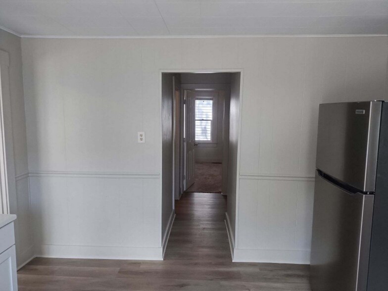 Building Photo - 422 S Oak St