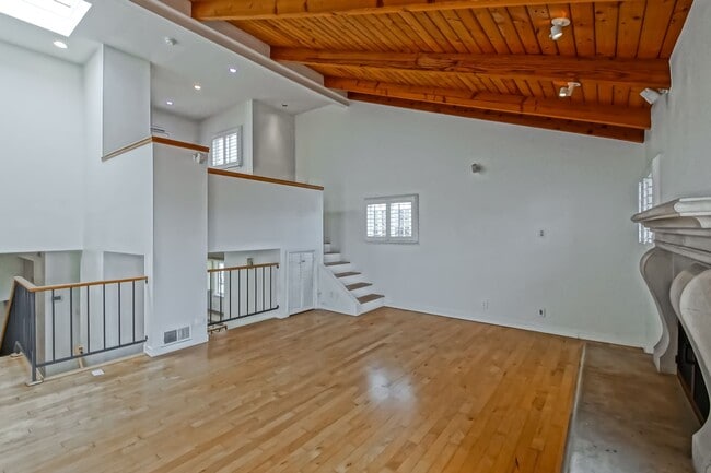 Building Photo - 333 11th St