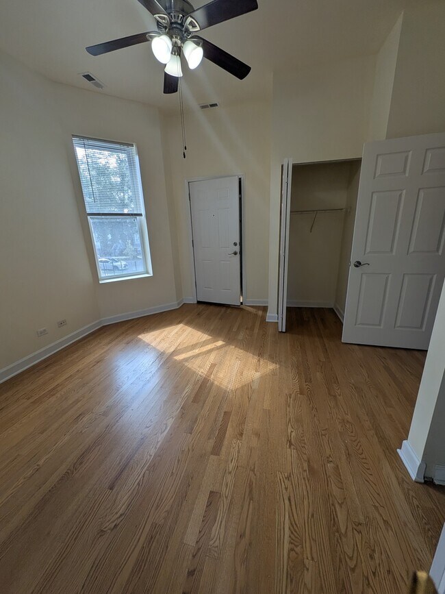 Building Photo - 5031 S Hermitage Ave