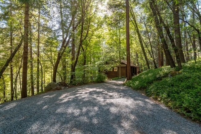 Building Photo - Lovely Deer Creek Frontage 3 Bedroom 2 Bathroom home