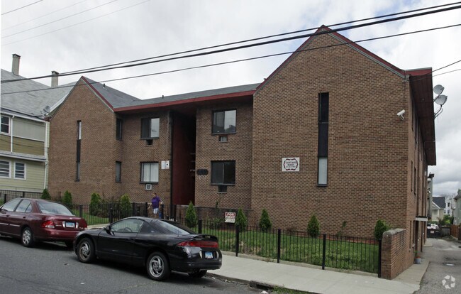 Primary Photo - 240 Oak St