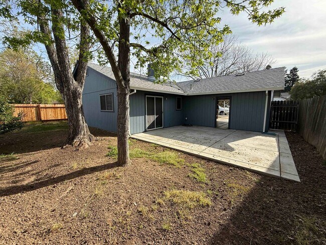 Building Photo - 3 Bed 2 Bath Just a Short Distance to Sac ...
