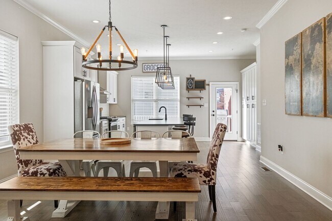 Building Photo - Luxury 3-Bedroom, 4-Bathroom House in Sout...