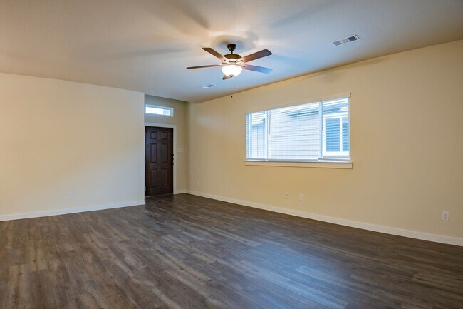Building Photo - AVAILABLE NOW! GORGEOUS 3 BEDROOM DUPLEX L...