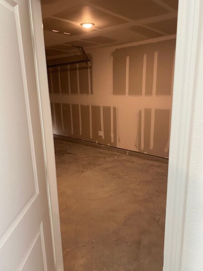 Building Photo - Stunning 3 bedroom, 2 bath home with a del...