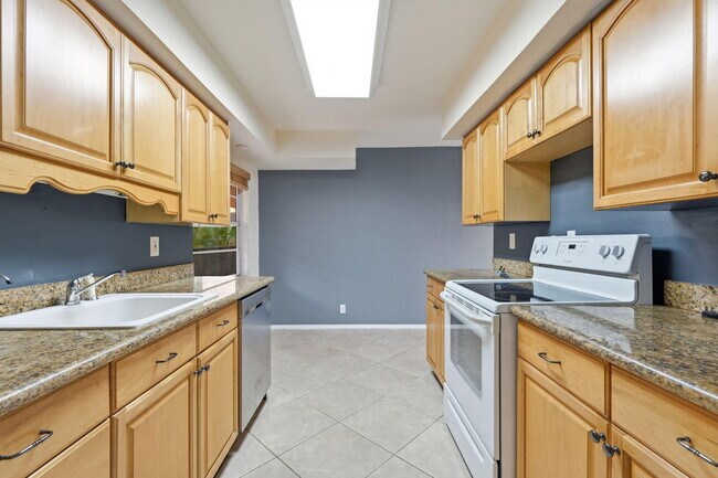 Building Photo - 430 Commodore Dr