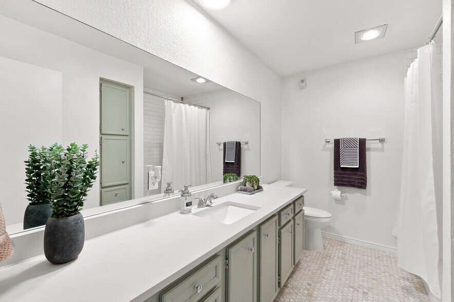 Building Photo - 2110 Spring Breeze Dr