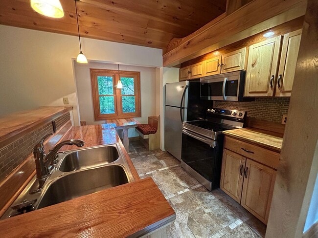 Building Photo - East AVL - Beautiful Zen Garden Apt with Sauna!