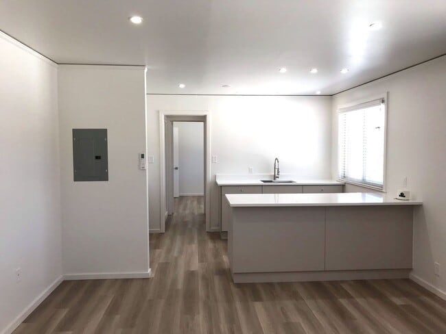 Building Photo - Renovated 1 bedroom. Great Los Alamos location, No Carpet!