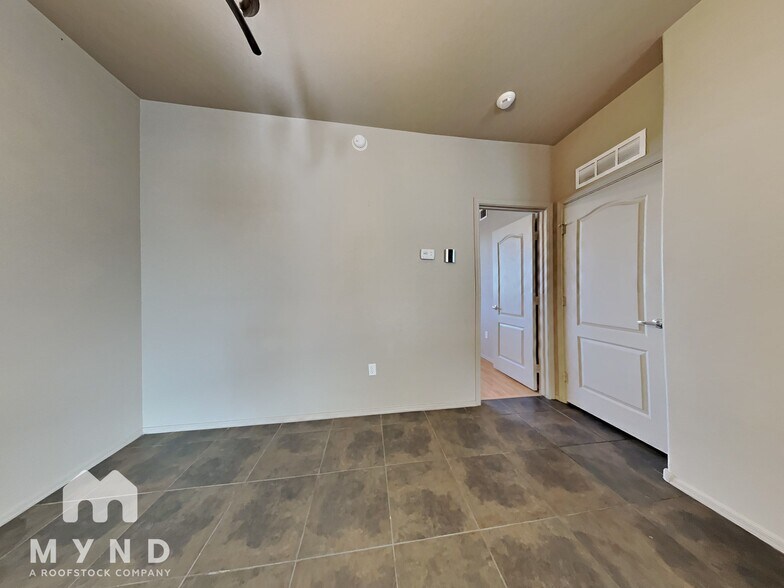 Building Photo - 280 S Evergreen Rd