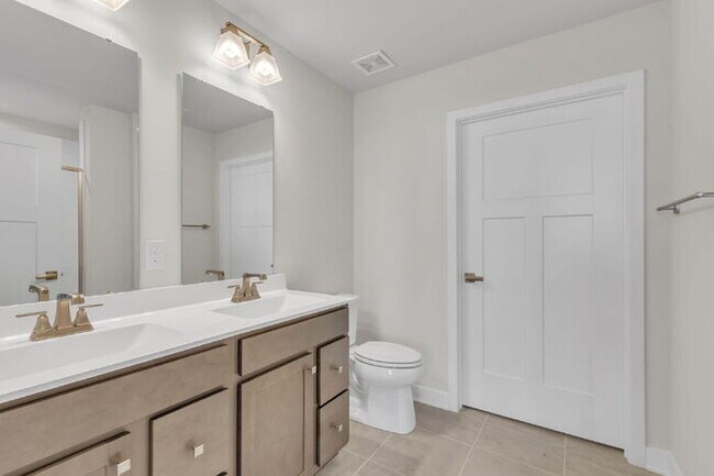 Building Photo - Charming 3-Bed Townhouse Oasis in Greenvil...