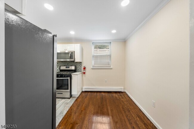 Building Photo - 378 Valley St