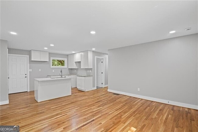 Building Photo - 2889 Macon Dr SW