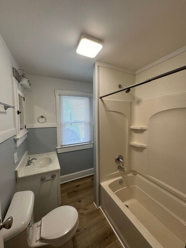 Building Photo - 1318 N Parker Ave