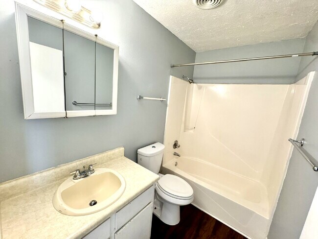 Building Photo - 2nd Floor - 2 Bedroom, 1 Bath in St. Andrews Area