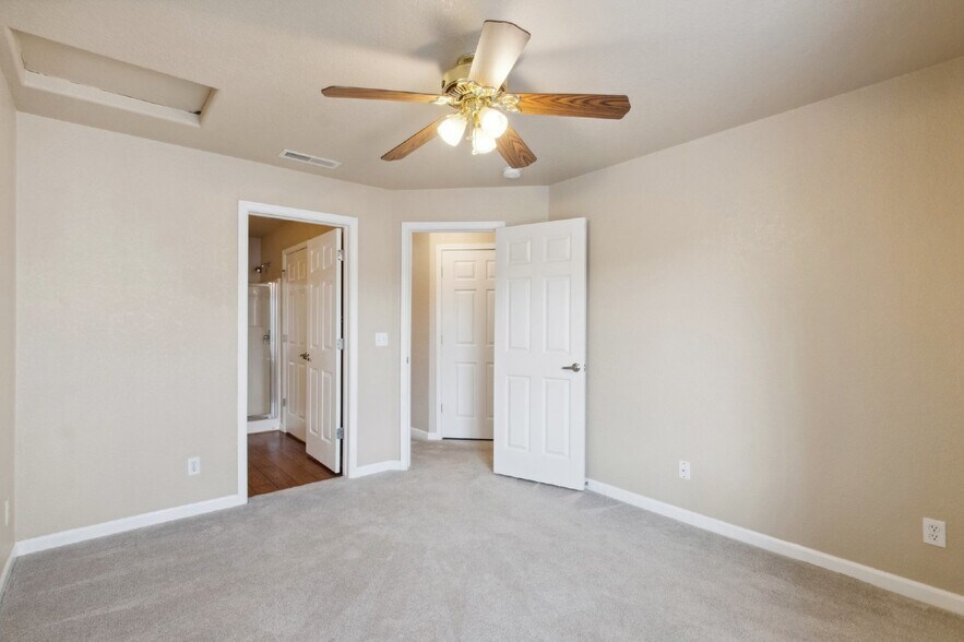 Building Photo - Updated 2-Bed, 2-Bath Condo Just 15 Minute...