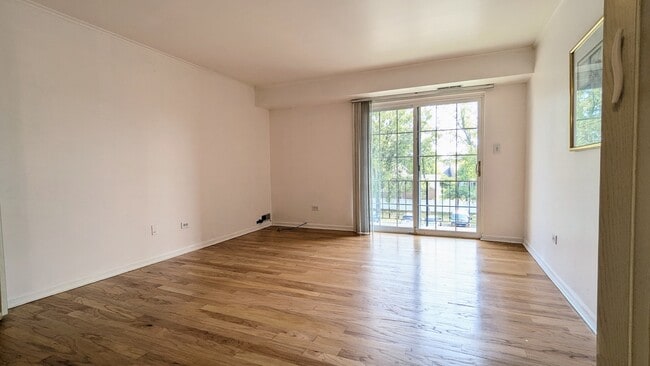 Building Photo - 1505 N Windsor Dr