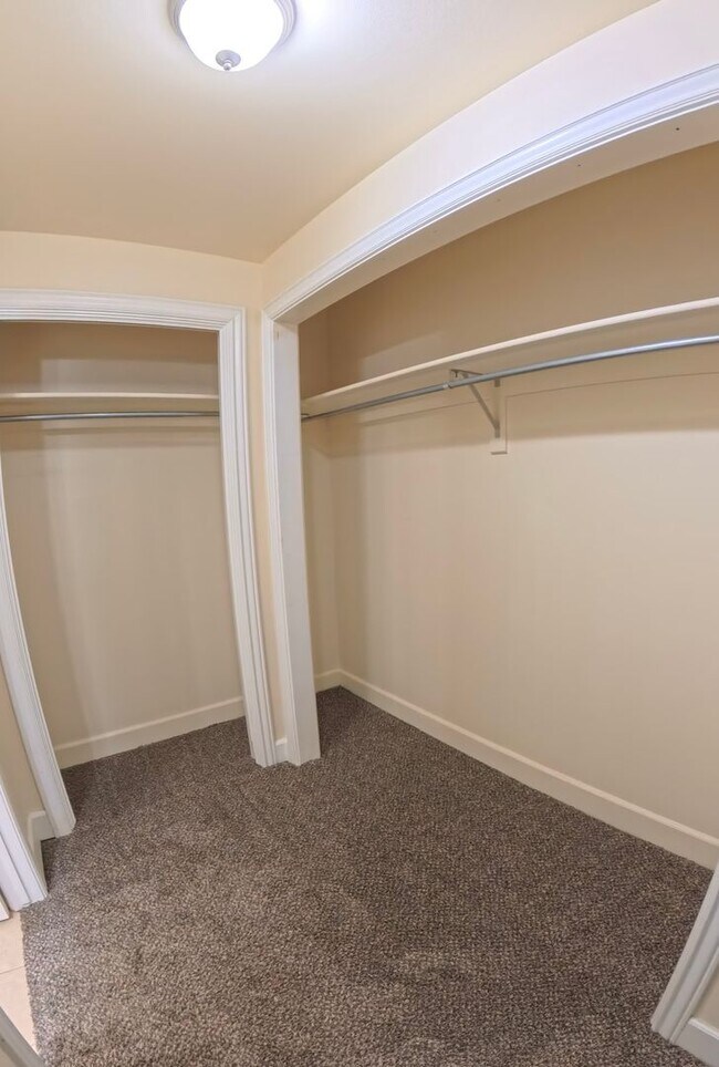Building Photo - Riverwoods 2 Bedroom Condo
