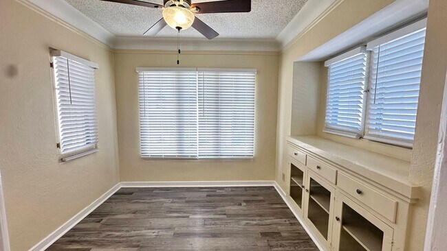 Building Photo - LARGE DOWNSTAIRS ONE BEDROOM ONE BATH!