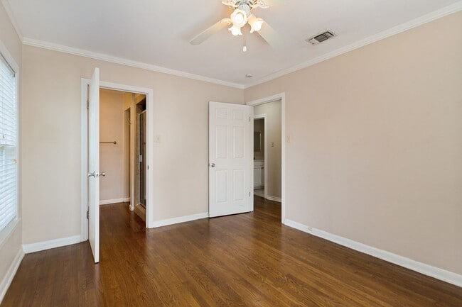 Building Photo - 313 Lilac Ln