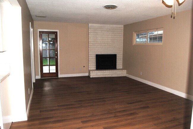 Building Photo - *Move-in special with a month of free rent on your 3rd month of tenancy*